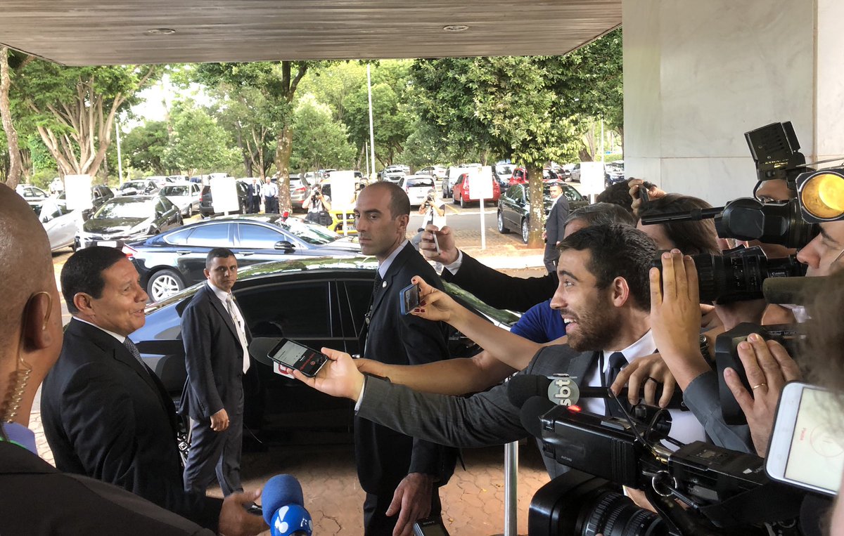 Mourão agenda entrevistas e cativa a mídia, enquanto Bolsonaro a ataca