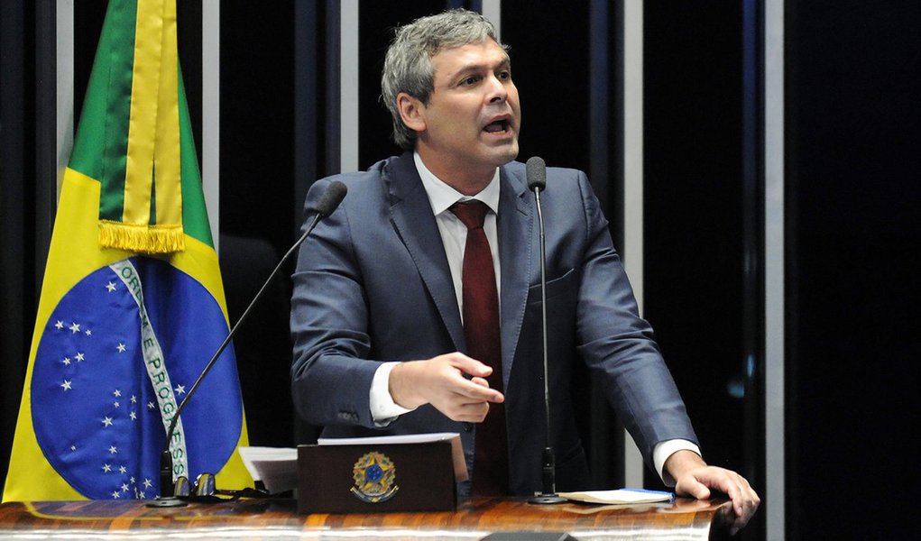 Juíza do Rio suspende direitos políticos de Lindbergh Farias