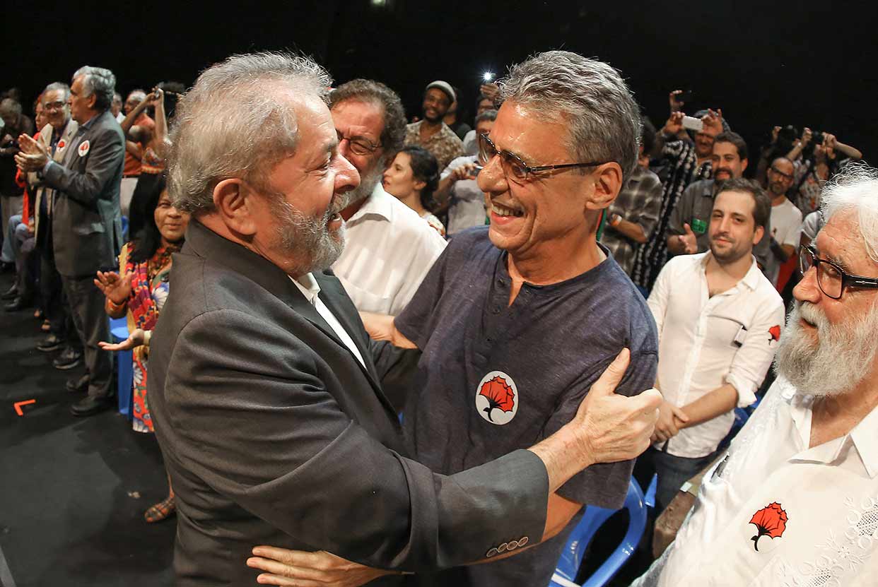 Chico Buarque se solidariza a Lula e repudia justiça cínica e covarde