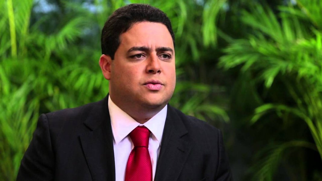 Crítico do fascismo judicial, Felipe Santa Cruz é eleito novo presidente da OAB