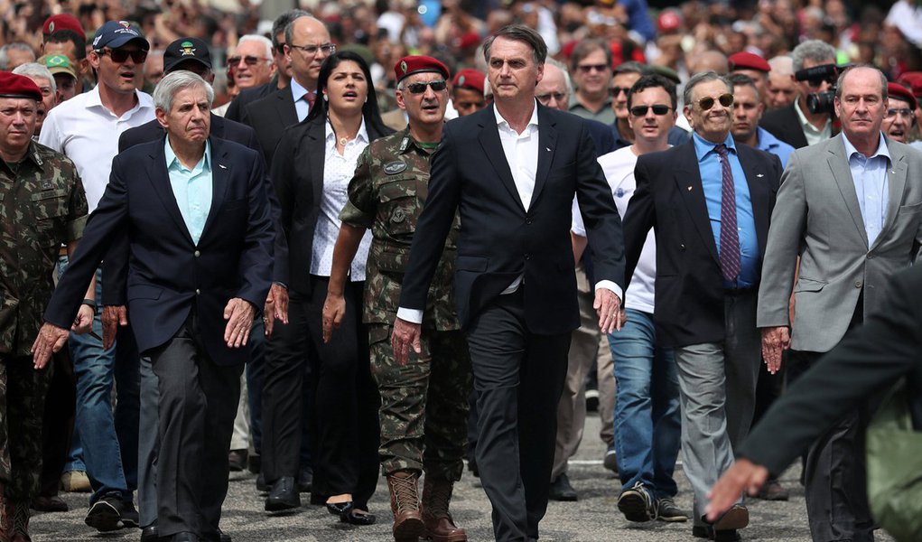 O regime é dos militares e Bolsonaro seu herói
