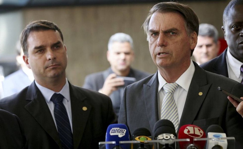 Bolsonaro joga o filho ao mar: se for provado que errou, pagará