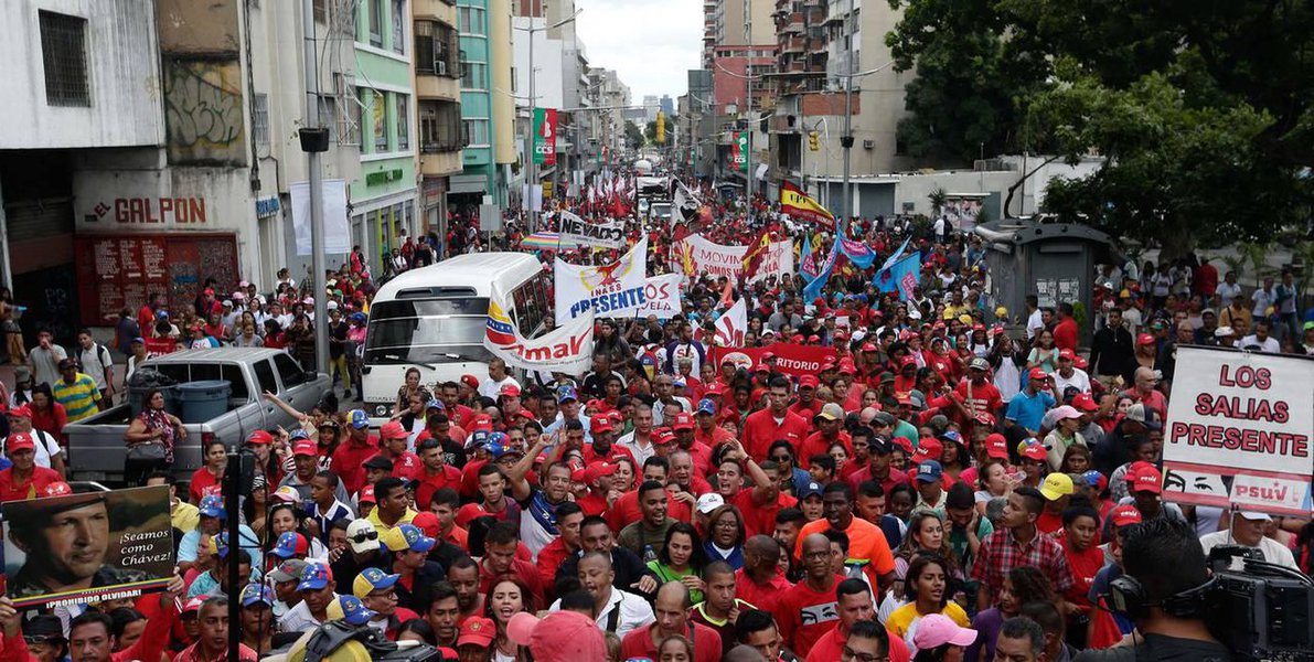 Partidários de Maduro também vão às ruas defender país do golpe