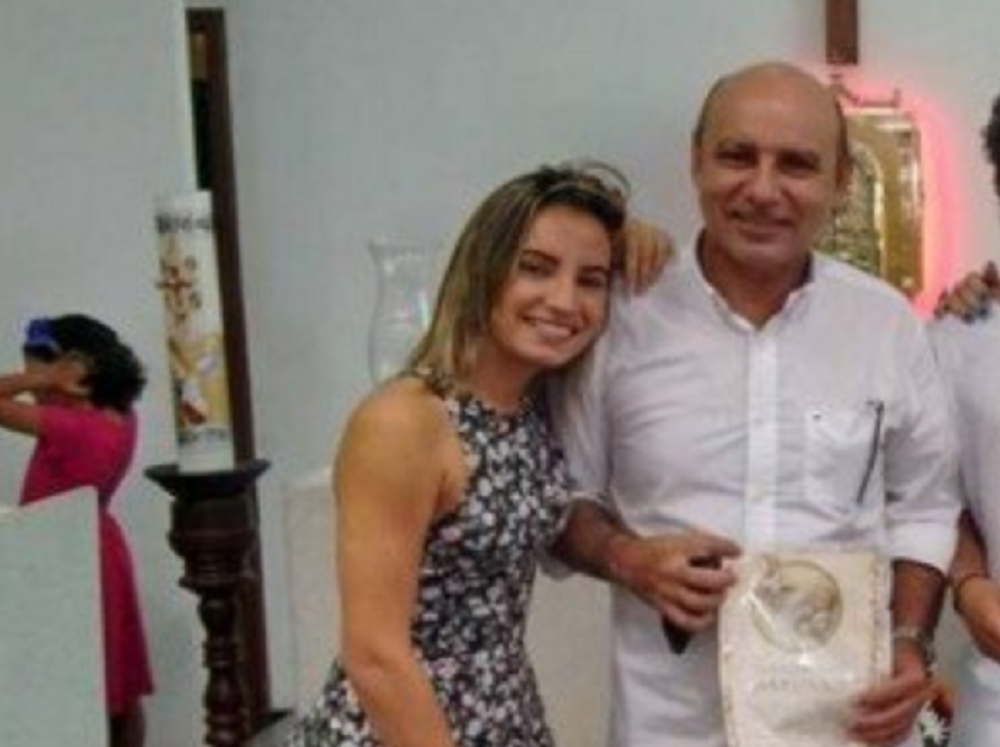 Filha de Fabrício Queiroz continua empregada no gabinete de Flávio Bolsonaro