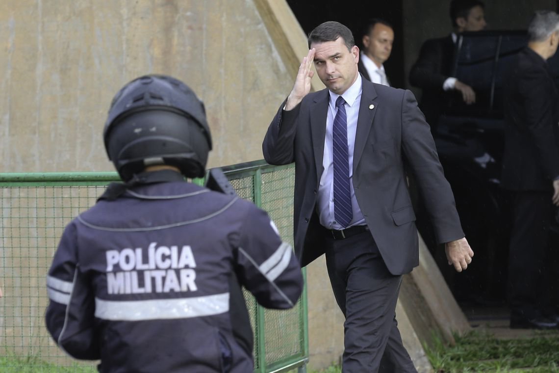 Globo implode Flávio Bolsonaro: pagamento suspeito de R$ 1 milhão