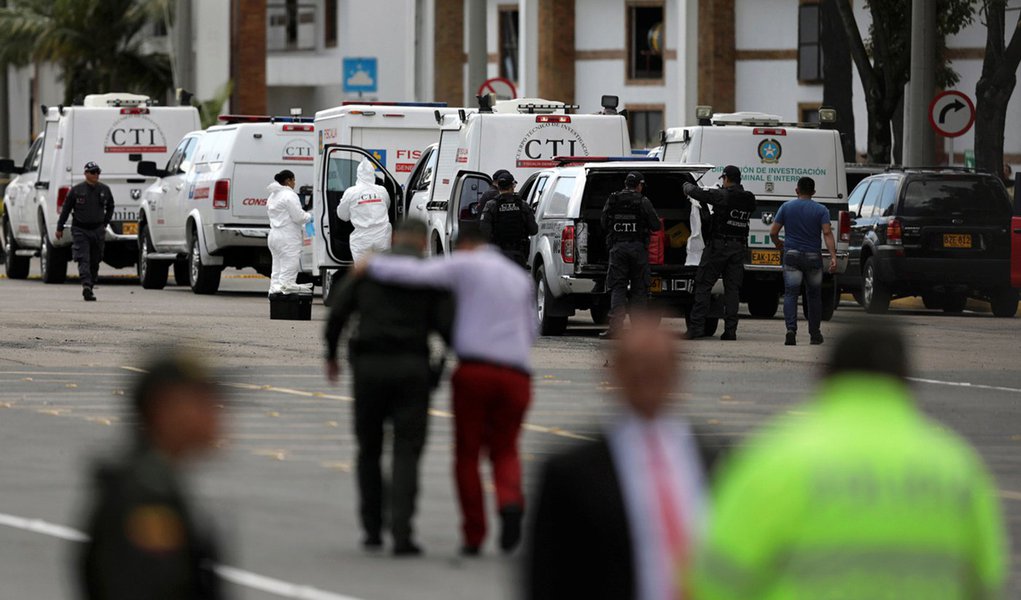 Carro-bomba deixa 8 mortos em academia de polícia em Bogotá