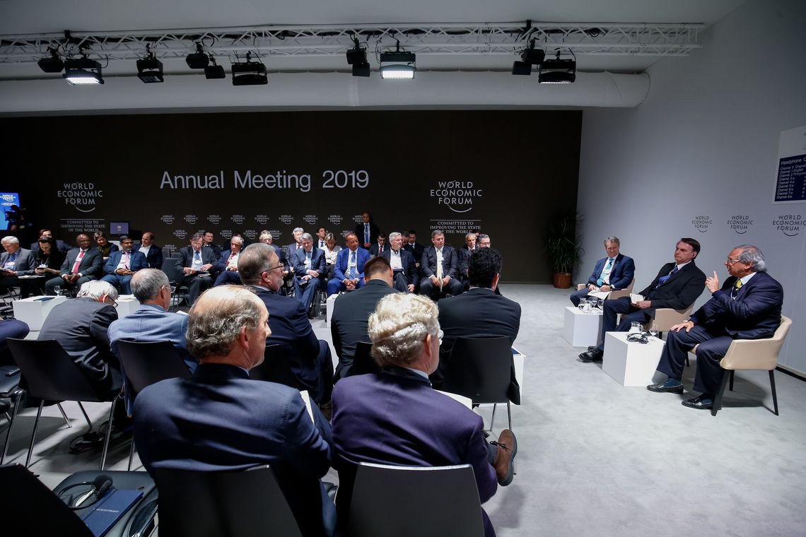 A empresários em Davos, Bolsonaro diz que tirou comunismo do poder