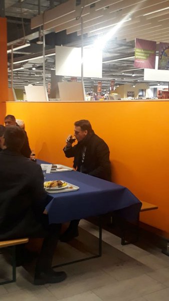 Sem prestígio e sem agenda, Bolsonaro almoça sozinho em Davos