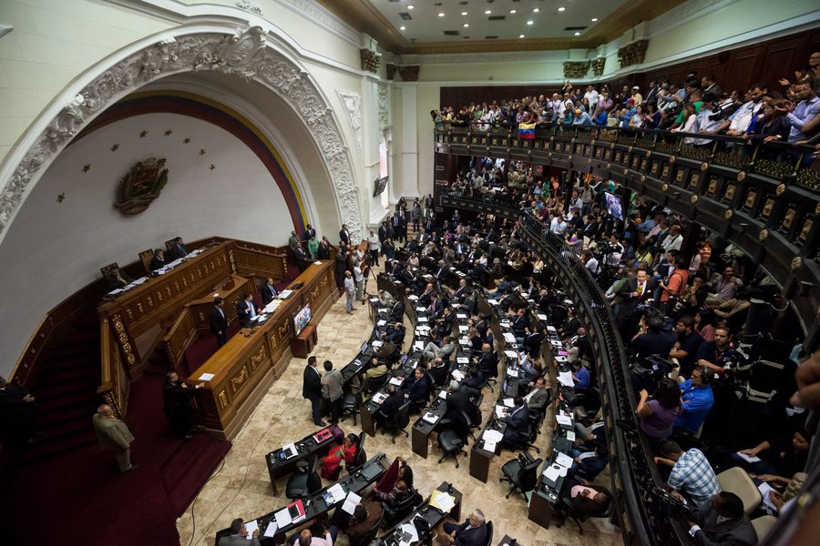 Com apoio dos EUA, parlamento da Venezuela diz que Maduro é usurpador
