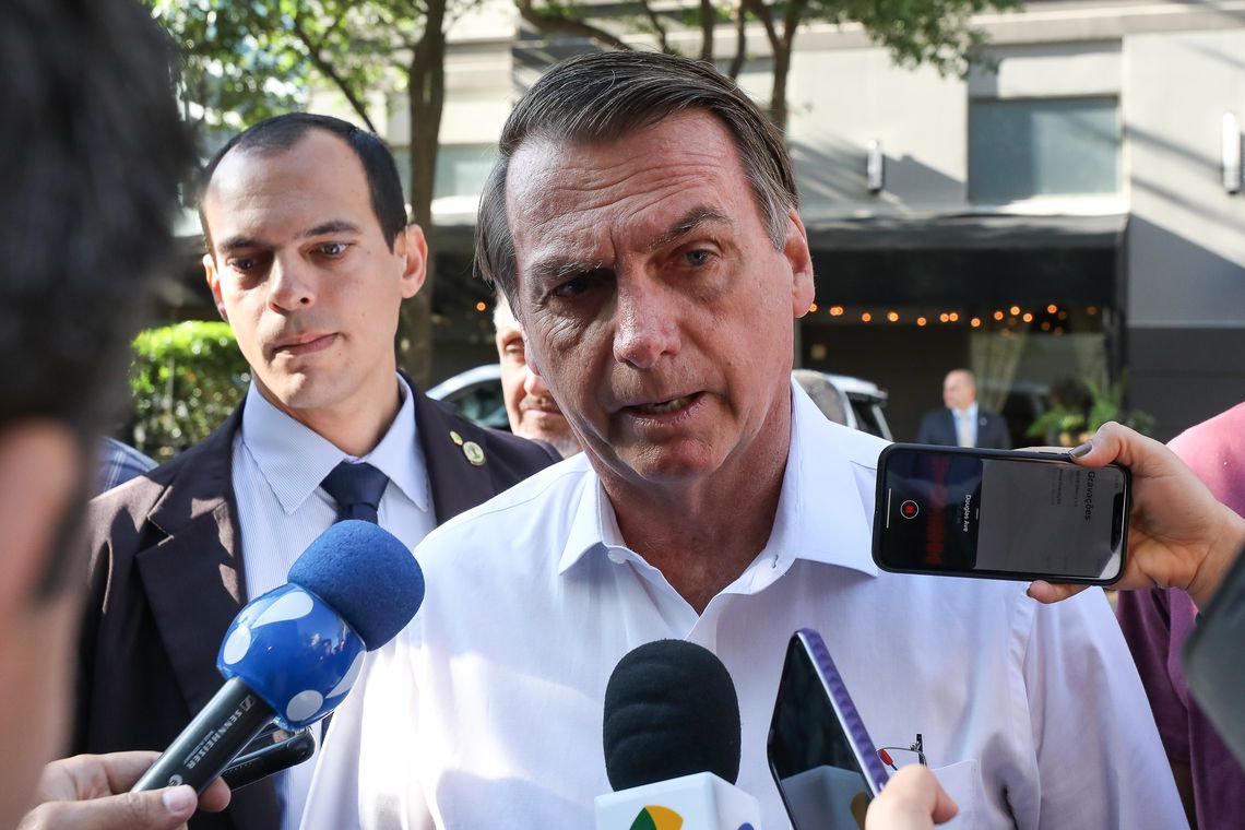 Sem Pompeo, Bolsonaro fala bem dos Estados Unidos e mal do Brasil