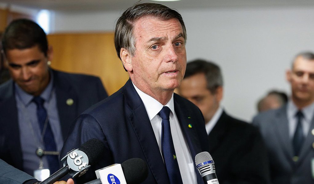 Bolsonaro cogita participar de marcha fascista em seu apoio
