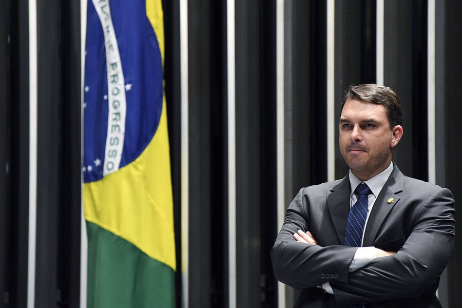 Flávio Bolsonaro não apresentou declaração do IR após ser intimado