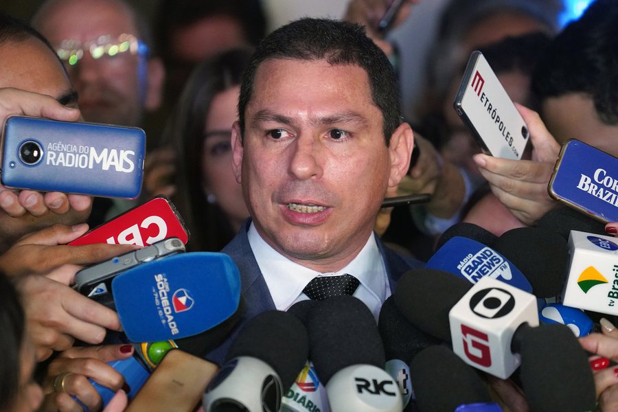 'Cada vez que Bolsonaro fala, desidrata um pouco a reforma', diz o presidente da comissão da Previdência