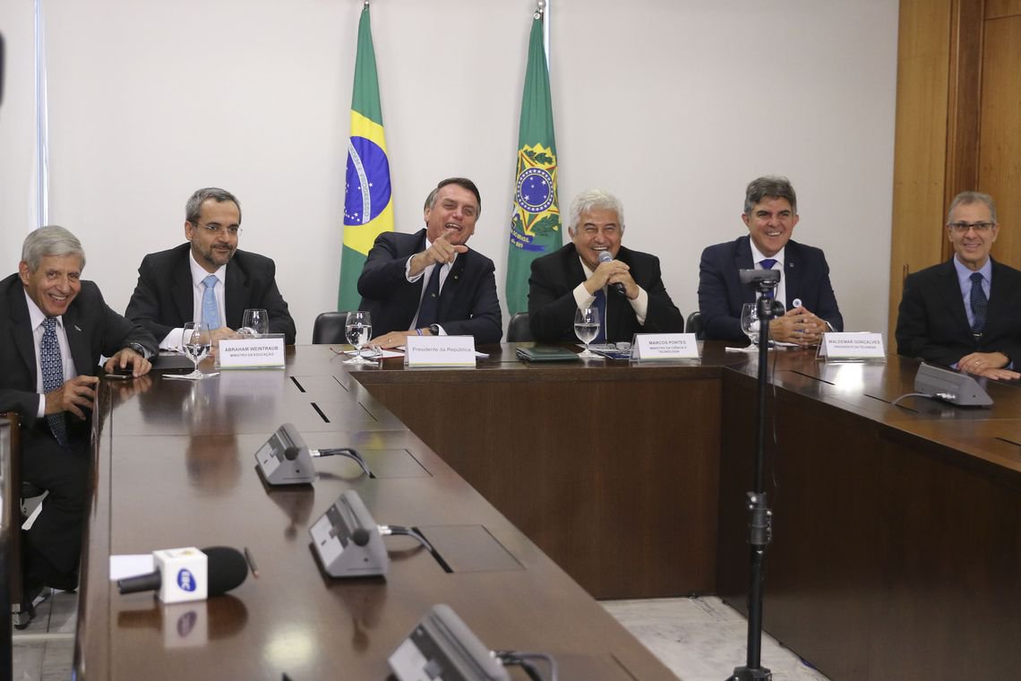 Bolsonaro diz a estudante que corte nas verbas da educação 'não é por maldade'