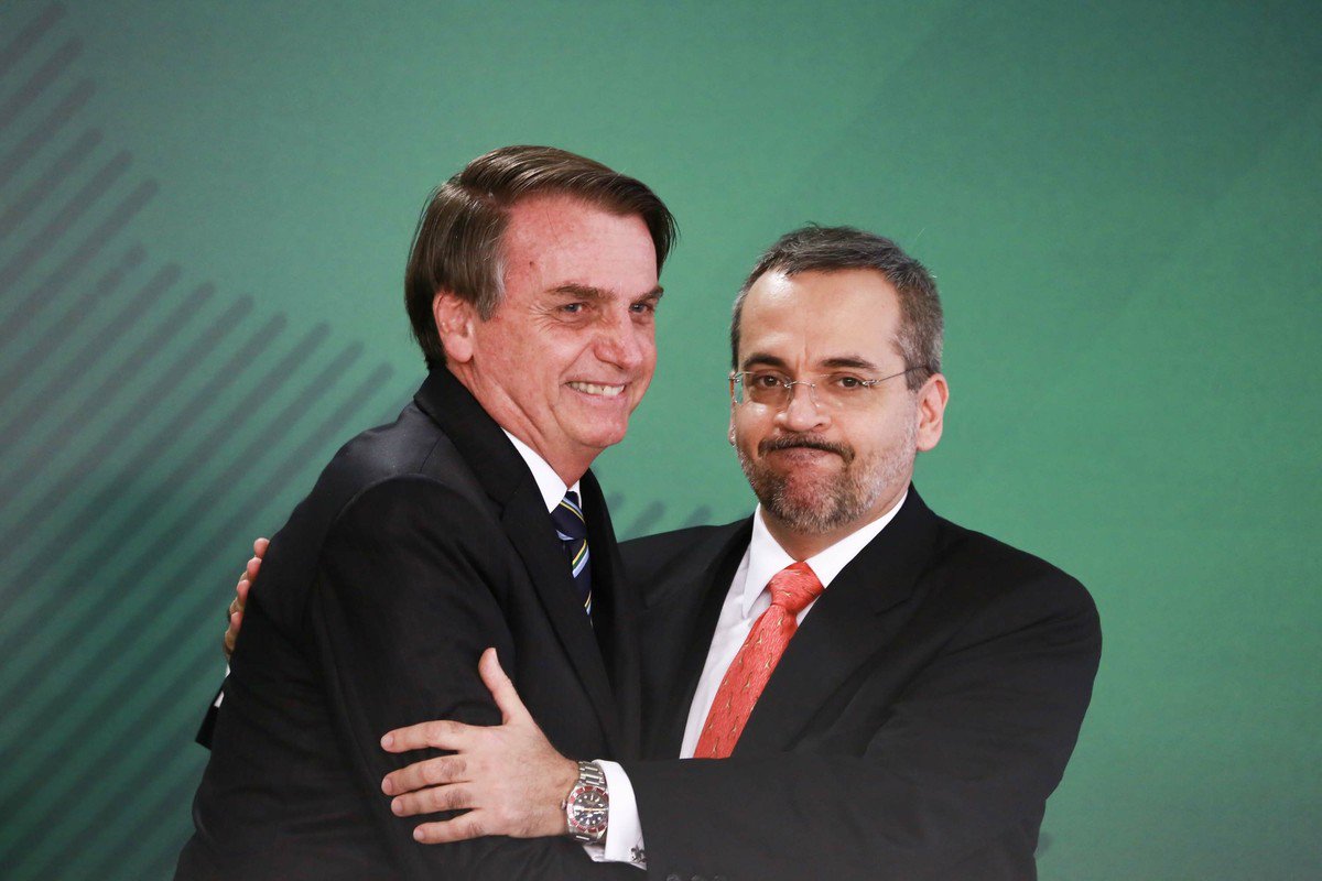 Bolsonaro acaba com bolsas de mestrado e doutorado