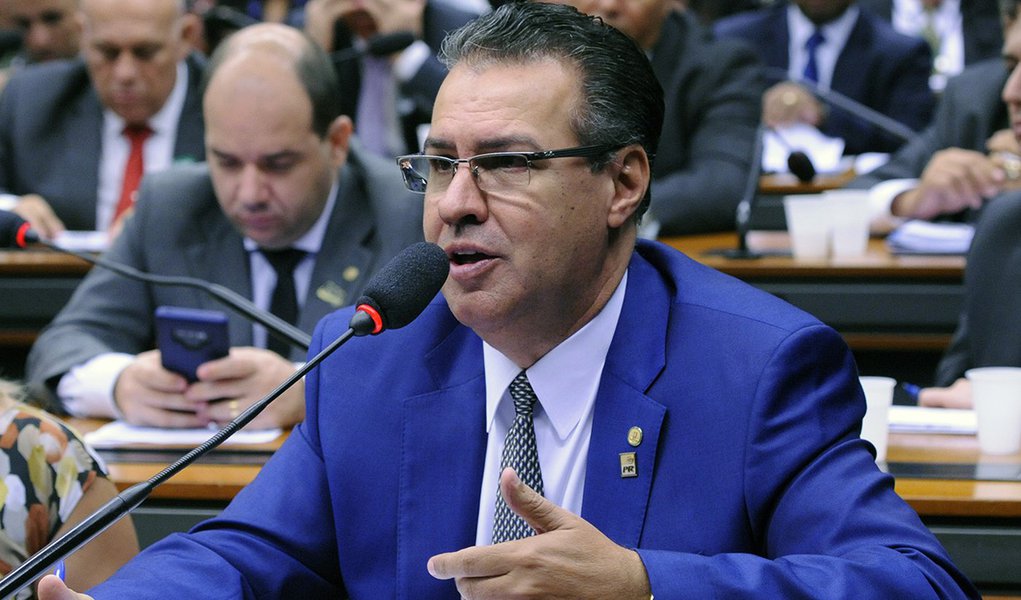 Deputado da bancada da bala diz que Bolsonaro pode não concluir mandato