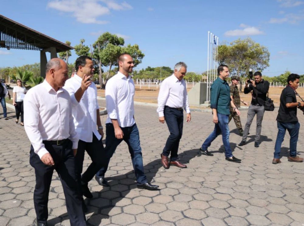 Eduardo Bolsonaro vai com deputados do PSL para a fronteira com Venezuela