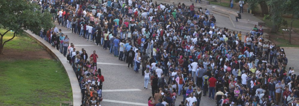 No governo Bolsonaro, os trabalhadores estão na rua... em busca de emprego