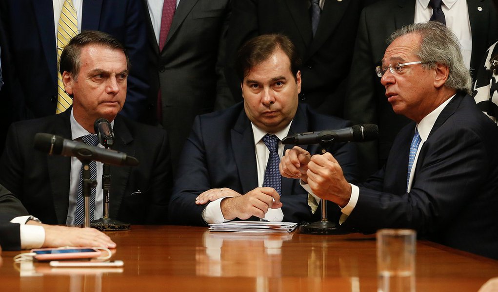 A aliados, Bolsonaro insinua que Maia pressiona por cargos