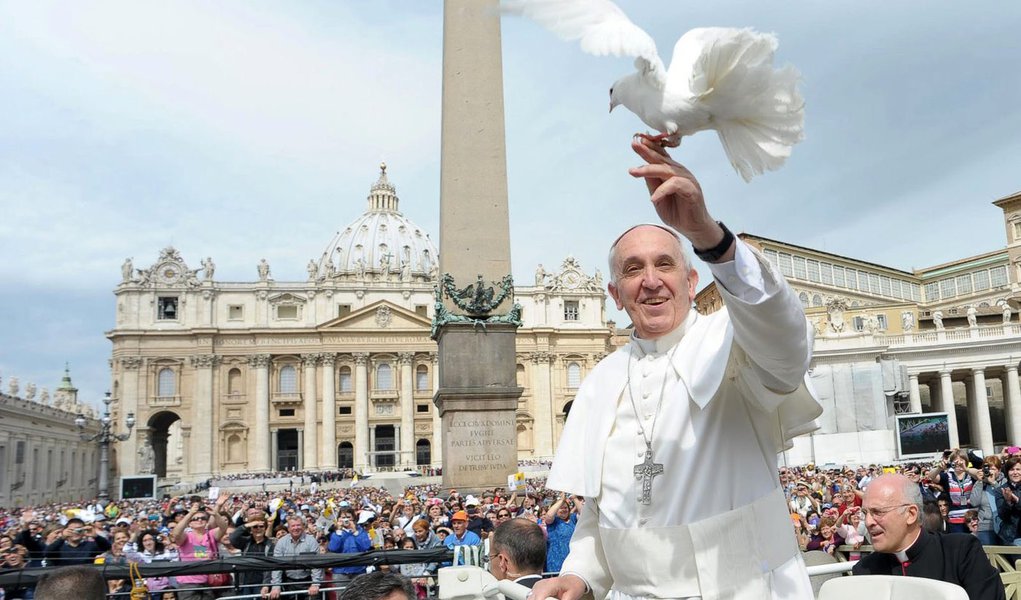 Nova onda de ataques contra o Papa: acusação de heresia e tentativa de golpe