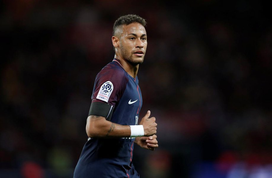 Neymar é suspenso por 3 jogos da Liga dos Campeões por insultar arbitragem