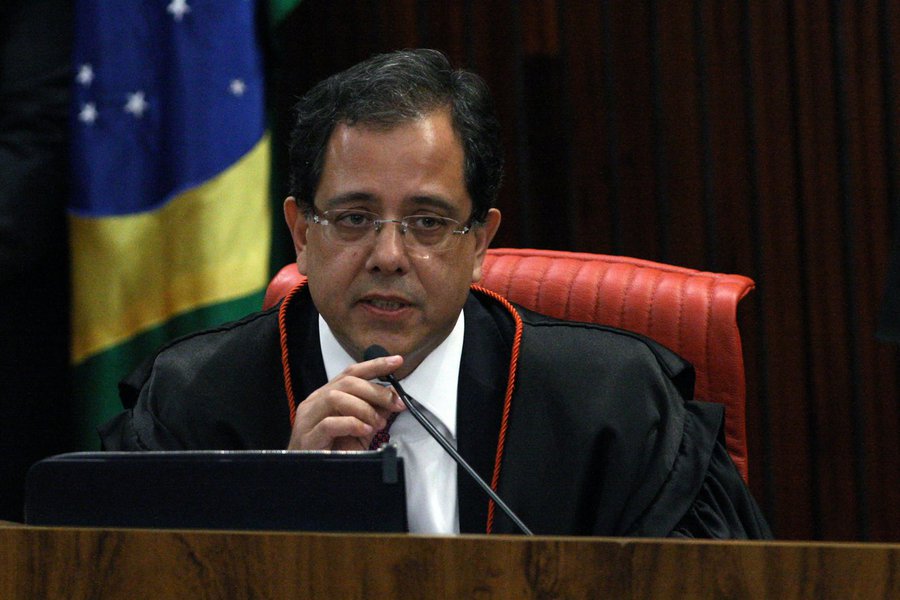 Bolsonaro nomeia advogado Sérgio Banhos para o TSE