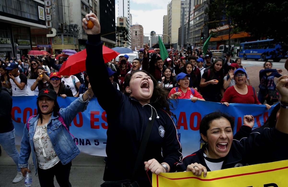 Milhares de manifestantes protestam contra presidente direitista da Colômbia