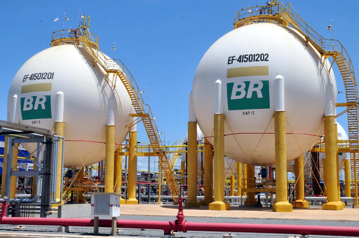 A privatização da Petrobras está sendo tramada entre piadinhas com as comadres da Globo News