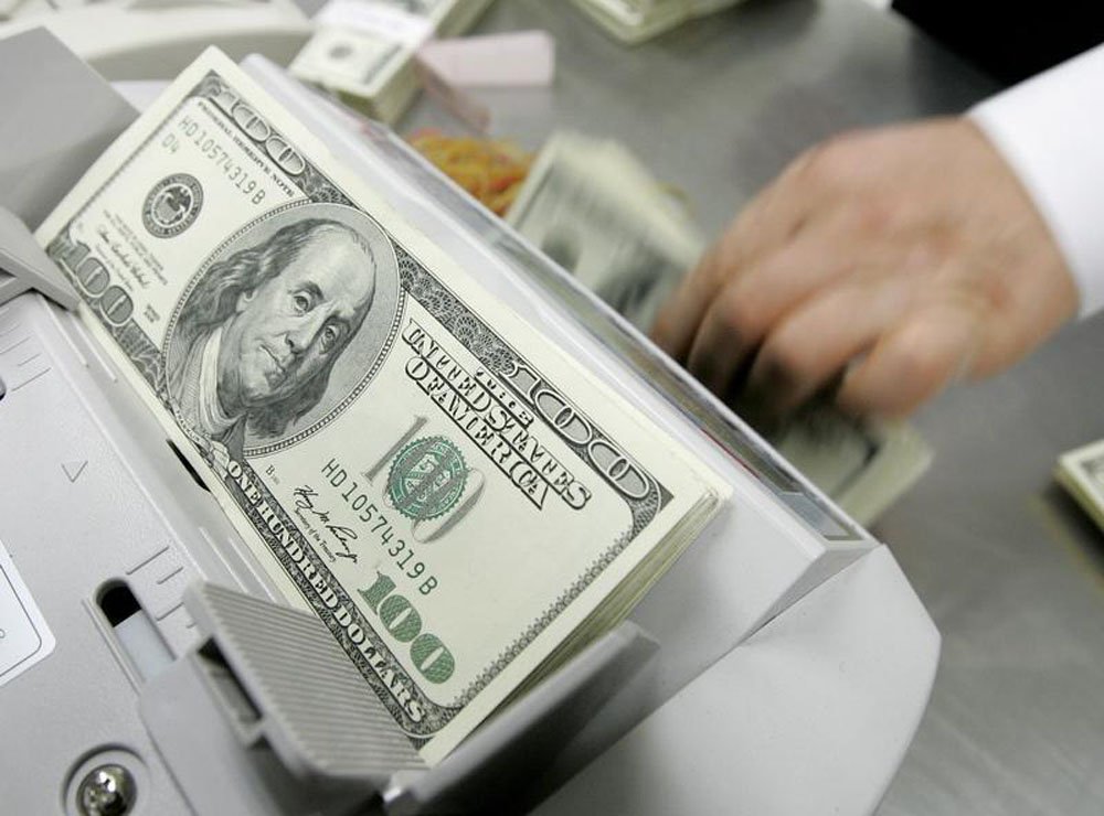Dólar fecha em R$ 3,98, maior valor em sete meses