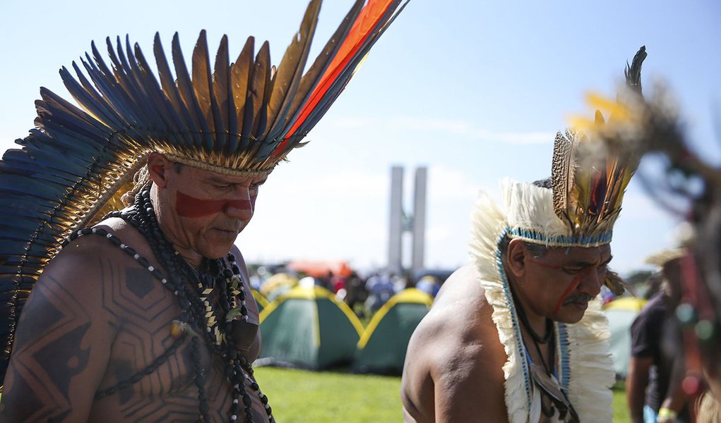Após tensão, indígenas transferem acampamento na Esplanada