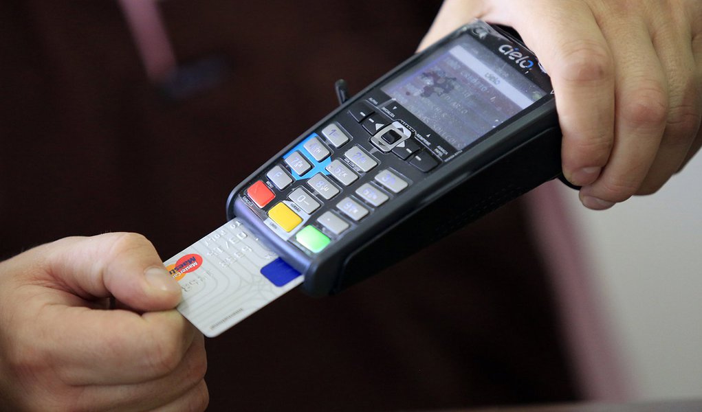 Com economia em queda, 1 em cada 4 brasileiros deve ao cartão de crédito