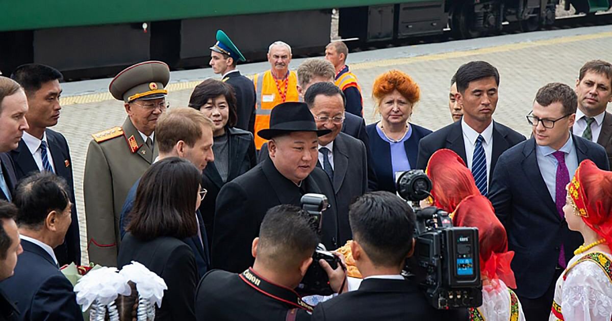 Putin recebe Kim Jong-un com honras militares