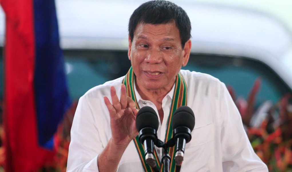 Presidente filipino ameaça guerra ao Canadá por 'tráfico de lixo'