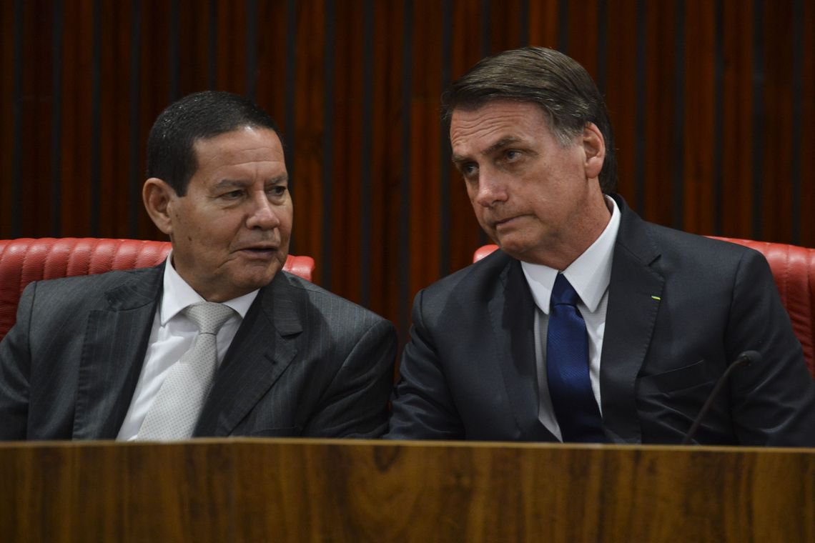 Mourão sobre ataques de Carlos Bolsonaro: 'Quando um não quer, dois não brigam'