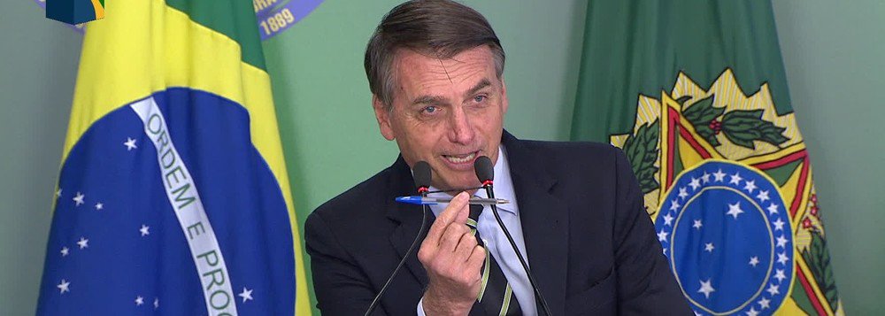 Com uma canetada, Bolsonaro joga a História no lixo