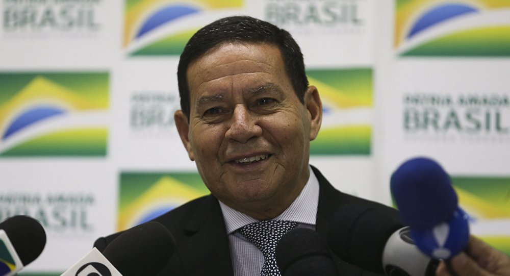 'Não se trata de curtida': Carlos Bolsonaro conspira contra Mourão e internautas respondem