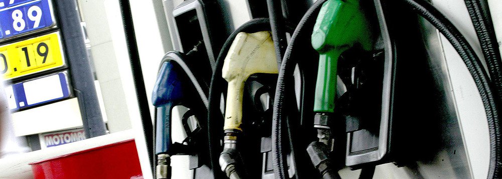 Após 18 dias, Petrobras reajusta preço da gasolina em 2%