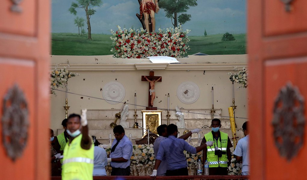 Sri Lanka declara estado de emergência após ataques a bomba