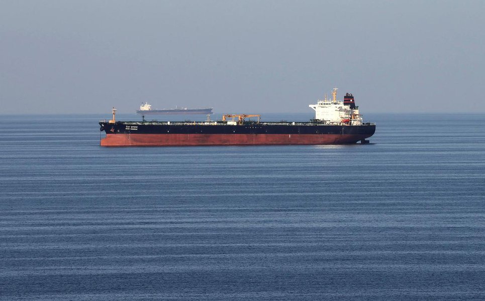 Irã ameaça fechar estreito de Ormuz, responsável pelo trânsito de 20% do petróleo mundial