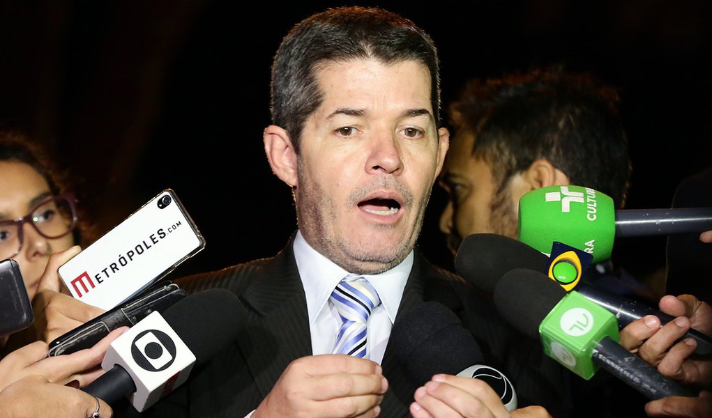 Líder do PSL pede para Bolsonaro dar um 'basta' aos ataques do 'guru' Olavo
