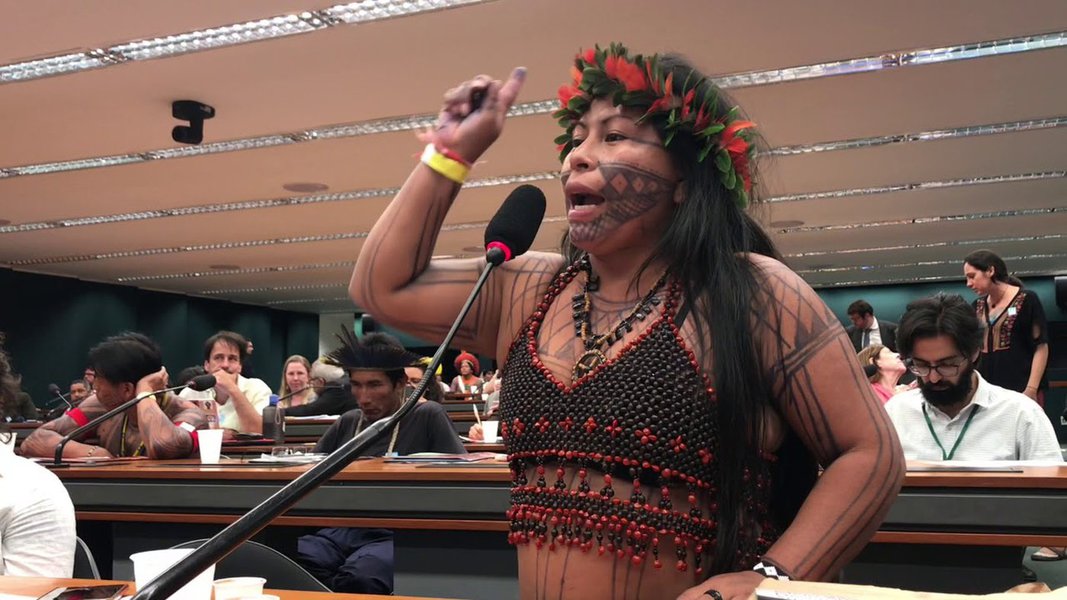 Alessandra Munduruku: querem arrancar nossas raízes, mas elas são fortes