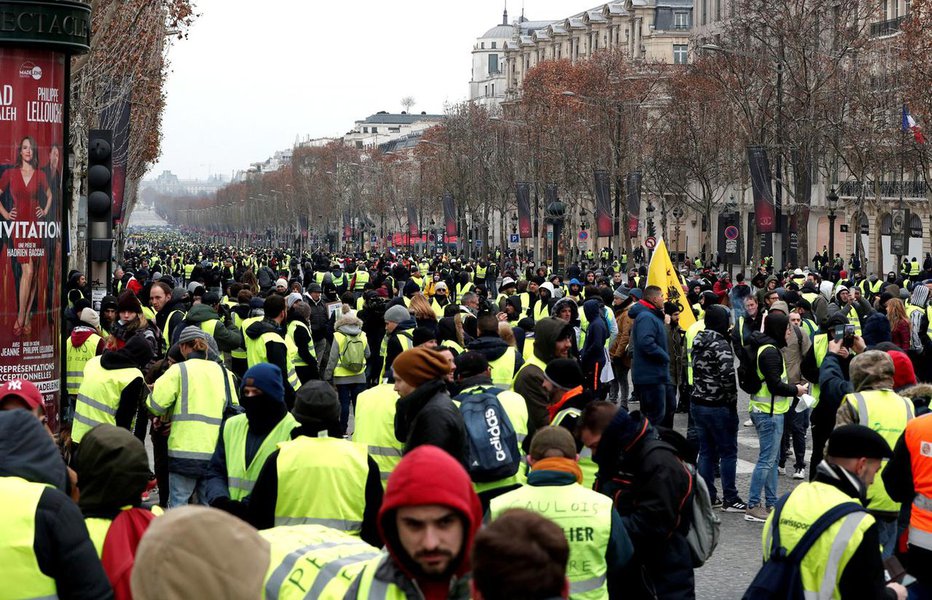MP francês abre investigação após coletes amarelos mandarem policiais se suicidar