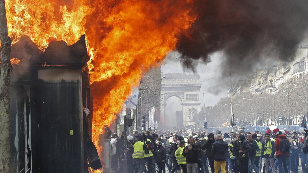 Governo francês demite cúpula da polícia de Paris e revê estratégia ante coletes amarelos