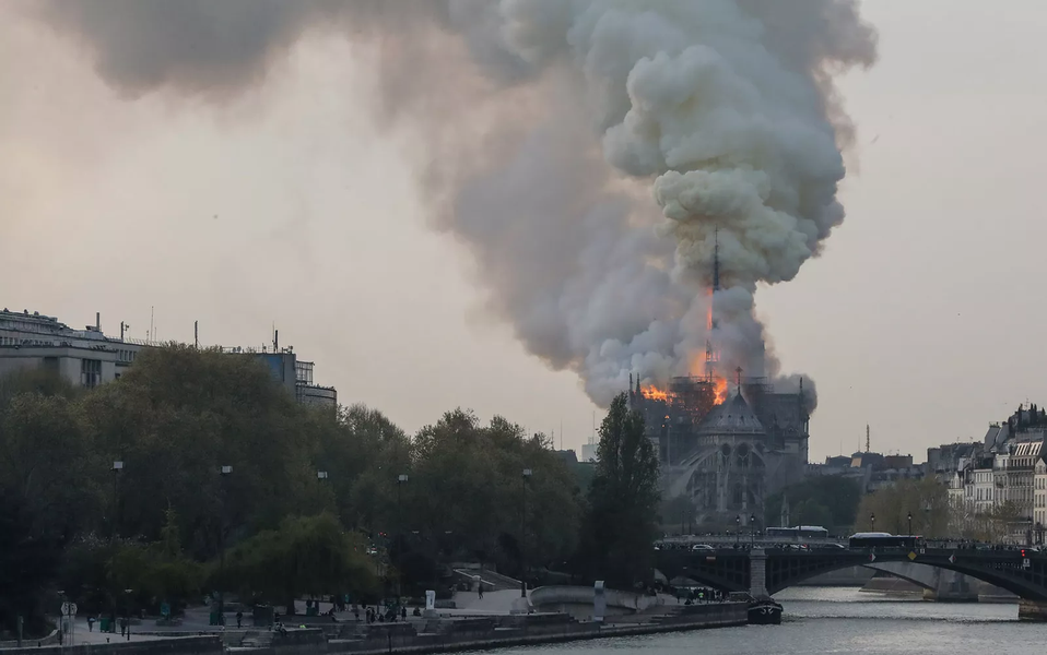 Incêndio atinge Catedral de Notre Dame em Paris