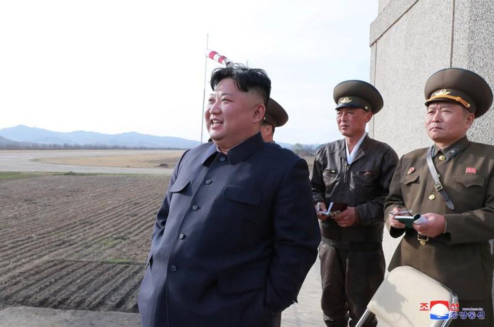Kim Jong Un supervisiona teste de nova arma tática guiada