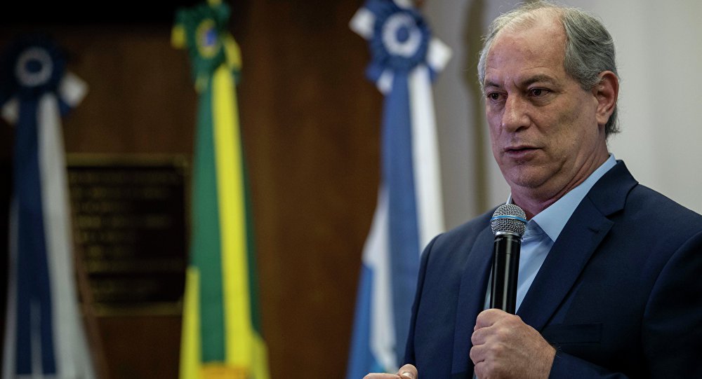 Ciro diz que Brasil é governado por lunáticos