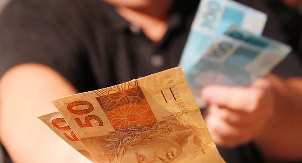 Governo propõe novo cálculo para salário mínimo de 2025, com reajuste abaixo do previsto