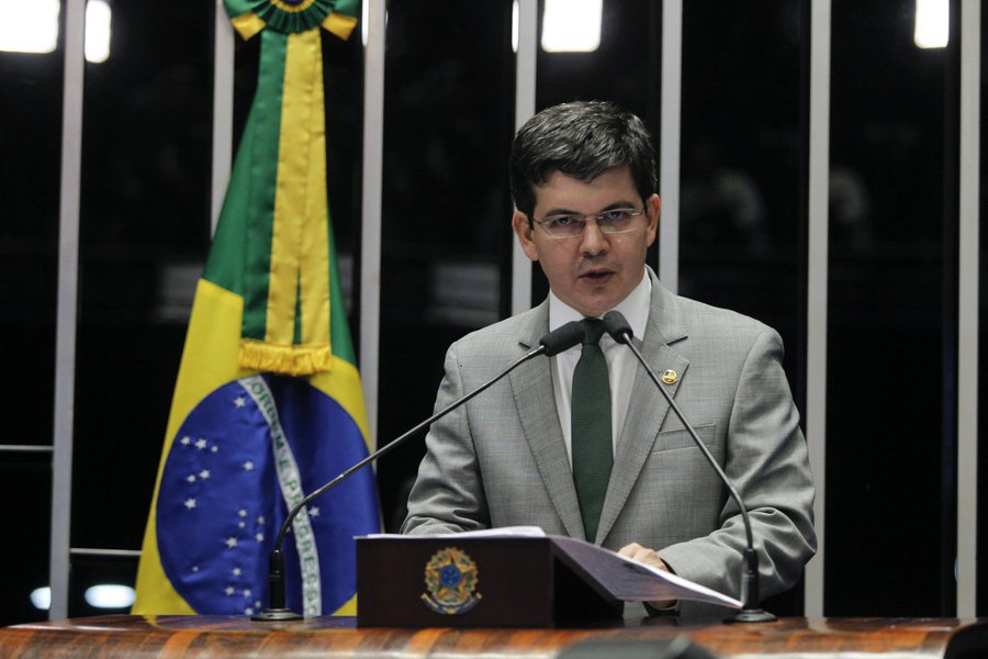 Randolfe: governo Bolsonaro é um espetáculo de incompetência