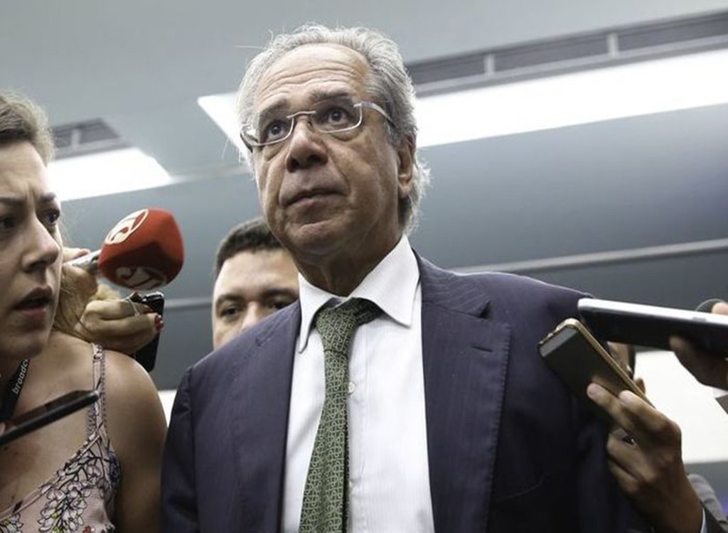 Guedes se nega a comentar decisão de Bolsonaro que suspendeu reajuste do diesel