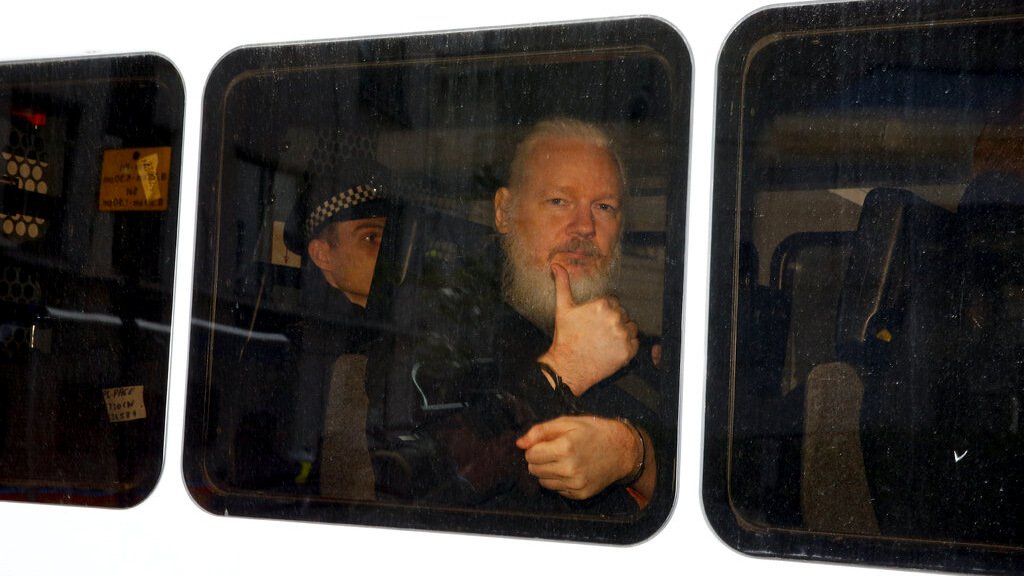 Se Assange fosse julgado no Brasil pegaria mais de 1000 anos